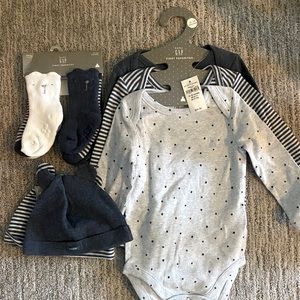 NEW NWT Gap Baby Boy Bundle Onesies Socks Hat 12-18 months